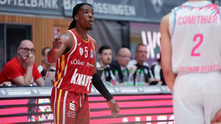 Im Bild: Marcus Carr(Wuerzburg Baskets, 5) mit Anweisungen vor seinem Einwurf 24.05.2026, Basketball, Fitness First Wuerzburg Baskets vs. Telekom Baskets Bonn, easyCredit BBL Playoffs, 4. Viertelfinale, Deutschland, 97072, tectake-Arena Wuerzburg, Copyright: HMBxMedia xJulienxBecker