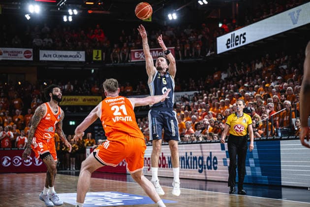 1. Basketball Bundesliga, easyCredit BBL, Saison 2025 2026, Herren, Playoffs, Viertelfinale, Spiel 4, 24.05.2026, RASTA Vechta - ALBA Berlin Martin Hermannsson ( 15 - ALBA BERLIN) beim Jumpshot Vechta RASTA Dome Niedersachsen Deutschland