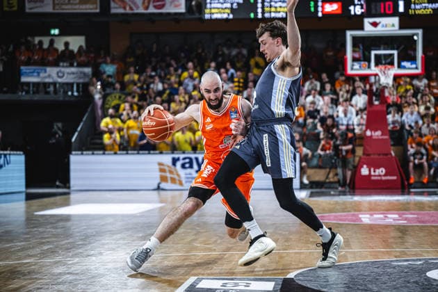 Sport Bilder des Tages 1. Basketball Bundesliga, easyCredit BBL, Saison 2025 2026, Herren, Playoffs, Viertelfinale, Spiel 4, 24.05.2026, RASTA Vechta - ALBA Berlin Tommy Kuhse ( 12 - RASTA Vechta) in Aktion Vechta RASTA Dome Niedersachsen Deutschland *** 1 Basketball Bundesliga, easyCredit BBL, Season 2025 2026, Men, Playoffs, Quarterfinals, Game 4, 24 05 2026, RASTA Vechta ALBA Berlin Tommy Kuhse 12 RASTA Vechta in action Vechta RASTA Dome Lower Saxony Germany