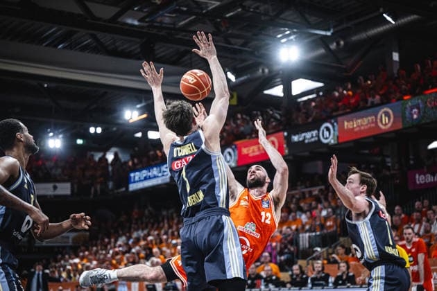 1. Basketball Bundesliga, easyCredit BBL, Saison 2025 2026, Herren, Playoffs, Viertelfinale, Spiel 4, 24.05.2026, RASTA Vechta - ALBA Berlin Tommy Kuhse ( 12 - RASTA Vechta) beim Korbleger Vechta RASTA Dome Niedersachsen Deutschland