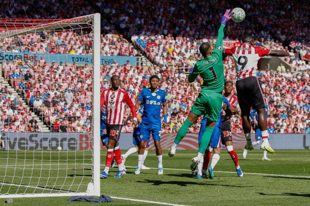 Sunderland v Chelsea, Premier League Robert Sanchez of Chelsea beats Brian Brobbey of Sunderland to the ball during the Sunderland v Chelsea Premier League match at the Stadium of Light, Sunderland, England on 24 May 2026 Credit: Craig Cowan Every Second Media Editorial use only. All images are copyright Every Second Media Limited. No images may be reproduced without prior permission. All rights reserved. Premier League and Football League images are subject to licensing agreements with Football DataCo Limited. see https: www.football-dataco.com Copyright: xIMAGO EveryxSecondxMediax ESM-2012-0068 CraigxCowanx xEveryxSecondxMediax