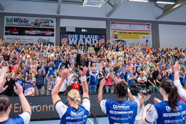 HSG Blomberg-Lippe (GER) vs. Borussia Dortmund (GER) Handball, 1. Handball Bundesliga Frauen, Finale, Spiel 2, 24.5.2026, Saision 2025 2026, Blomberg Die Fans der HSG Blomberg-Lippe (GER) jubeln mit den Spielerinnen nach dem Sieg gegen Borussia Dortmund (GER) Blomberg Sporthalle an der Ulmenallee Deutschland