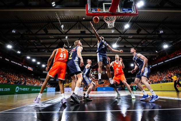 24.05.2026, Rasta Dome, Vechta Basketball, easyCredit Bundesliga, Playoffs Viertelfinale, Rasta Vechta vs. ALBA Berlin Norris Agbakoko ( 17 Berlin) klärt am Korb