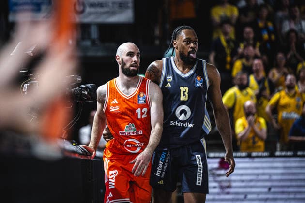 1. Basketball Bundesliga, easyCredit BBL, Saison 2025 2026, Herren, Playoffs, Viertelfinale, Spiel 4, 24.05.2026, RASTA Vechta - ALBA Berlin Tommy Kuhse ( 12 - RASTA Vechta) und J wan Roberts ( 13 - ALBA BERLIN) während der Partie Vechta RASTA Dome Niedersachsen Deutschland