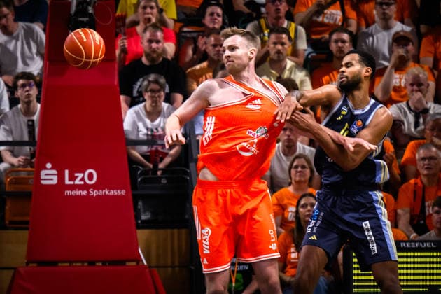 24.05.2026, Rasta Dome, Vechta Basketball, easyCredit Bundesliga, Playoffs Viertelfinale, Rasta Vechta vs. ALBA Berlin Zweikampf zwischen Lars Thiemann ( 21 Vechta) und Norris Agbakoko ( 17 Berlin)