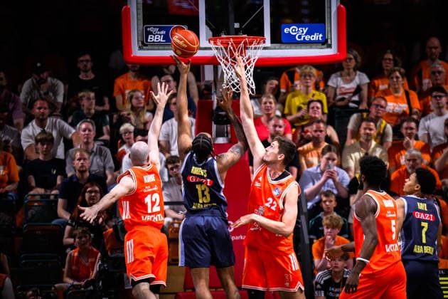 24.05.2026, Rasta Dome, Vechta Basketball, easyCredit Bundesliga, Playoffs Viertelfinale, Rasta Vechta vs. ALBA Berlin Korbwurf J wan Roberts ( 13 Berlin) gegen Tommy Kuhse ( 12 Vechta) , Tibor Pleiß Pleiss ( 22 Vechta)