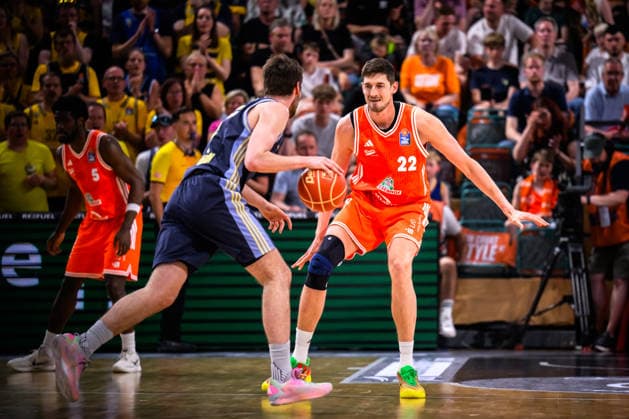 24.05.2026, Rasta Dome, Vechta Basketball, easyCredit Bundesliga, Playoffs Viertelfinale, Rasta Vechta vs. ALBA Berlin Sam Griesel ( 5 Berlin) gegen Tibor Pleiß Pleiss ( 22 Vechta)