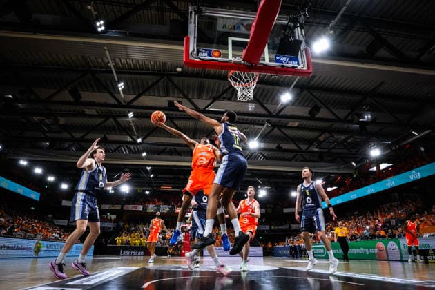 24.05.2026, Rasta Dome, Vechta Basketball, easyCredit Bundesliga, Playoffs Viertelfinale, Rasta Vechta vs. ALBA Berlin Zweikampf zwischen Alonzo Verge Jr. ( 11 Vechta) und Norris Agbakoko ( 17 Berlin) am Korb