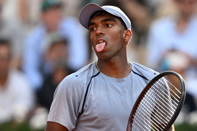 Sport Bilder des Tages French Open (Roland Garros) - Day 1 PARIS, FRANCE - MAY 24: Nishesh Basavareddy of US gestures during a first-round men s singles match on the first day of the French Open (Roland Garros) against Taylor Fritz (not seen) of US in Paris, France on May 24, 2026. Burak Akbulut Anadolu Paris France. Editorial use only. Please get in touch for any other usage.  Copyright: x2026xAnadoluxBurakxAkbulutx