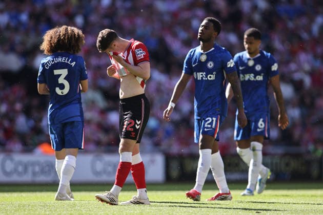 Sunderland v Chelsea - Premier League Trai Hume of Sunderland wipes his face in warm conditions during the Premier League match between Sunderland and Chelsea at the Stadium of Light in Sunderland, United Kingdom, on May 24, 2026. Sunderland Tyne and Wear United Kingdom  Copyright: xMIxNewsx originalFilename:fletcher-sunderla260524_npHFc.jpg