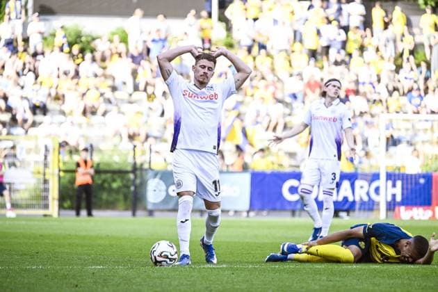 Anderlecht s Thorgan Hazard receives a red card from and referee Lawrence Visser during a soccer match between Royale Union Saint-Gilloise and RSC Anderlecht, Sunday 24 May 2026 in Brussels, on the last day of the Champion s Play-offs of the 2025-2026 Jupiler Pro League first division of the Belgian championship. TOM GOYVAERTS TomxGoyvaerts  x174941764x