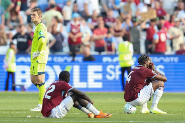 LONDON, ENGLAND, MAY 24: Mads Hermansen of West Ham United, El Hadji Malick Diouf of West Ham United and Axel Disasi of West Ham United reacts after getting relegated during the FA Cup match between West Ham United and Leeds United at London Stadium on May 24th, 2026 in London, England (Photo by Alexander Canillas Sports Press Photo)  Copyright: xAlexanderxCanillas SPPx Sportspressphoto_154150