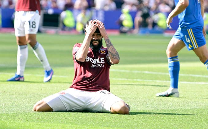 West Ham vs Leeds United, Premier League Pablo (West Ham) puts his head in his hands after his shot goes wide during the West Ham vs Leeds United Premier League match at the London Stadium Stratford. Stratford The London Stadium UK Copyright: xMartinxDaltonx WestHam_vs_Leeds_240526_MD_0010