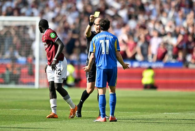 West Ham vs Leeds United, Premier League Anthony Taylor (Referee) shows the yellow card toBrenden Aaronson (Leeds United) during the West Ham vs Leeds United Premier League match at the London Stadium Stratford. Stratford The London Stadium UK Copyright: xMartinxDaltonx WestHam_vs_Leeds_240526_MD_0015
