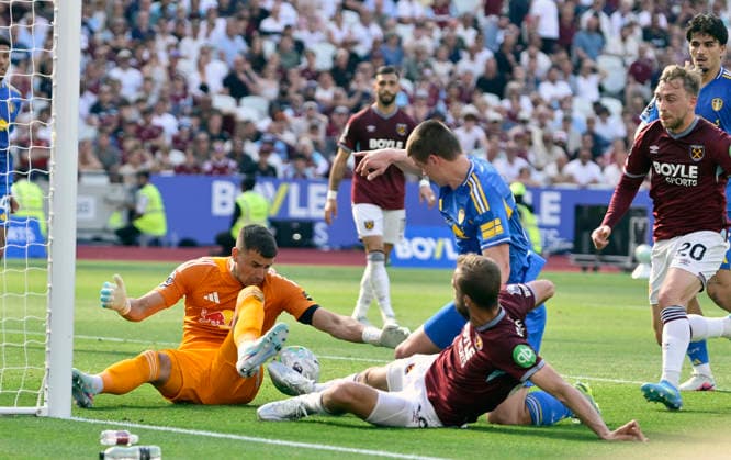 West Ham vs Leeds United, Premier League Karl Darlow (Leeds United, goalkeeper) saves from Tomas Soucek (West Ham) during the West Ham vs Leeds United Premier League match at the London Stadium Stratford. Stratford The London Stadium UK Copyright: xMartinxDaltonx WestHam_vs_Leeds_240526_MD_0017