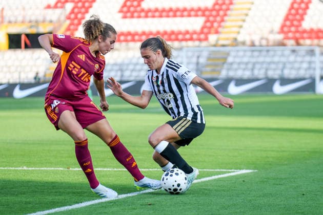 Estela Carbonell (Juventus) in action against Alayah Pilgrim (Roma) during the Women s Frecciarossa Italian Cup 2025 2026 final soccer match between Juventus and Roma at the Romeo Menti stadium in Vicenza, Italy - May 24, 2026 - - Soccer  Copyright: xEttorexGriffoni LaPressex