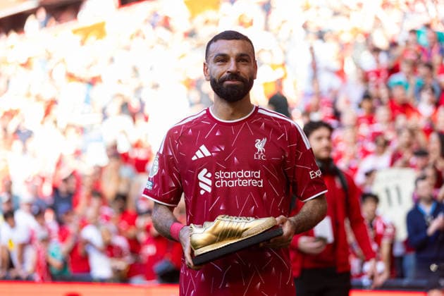 Sport Bilder des Tages Football - FA Premier League - Liverpool FC v Brentford FC LIVERPOOL, ENGLAND - Sunday, May 24, 2026: Liverpool s Mohamed Salah receives the Golden Samba in his final match for the clu after the FA Premier League match between Liverpool FC and Brentford FC at Anfield. The game ended 1-1. (Photo by David Rawcliffe Propaganda) LIVERPOOL Anfield MERSEYSIDE ENGLAND  Copyright: xDavidxRawcliffex P2026-05-24-Liverpool_Brentford-116