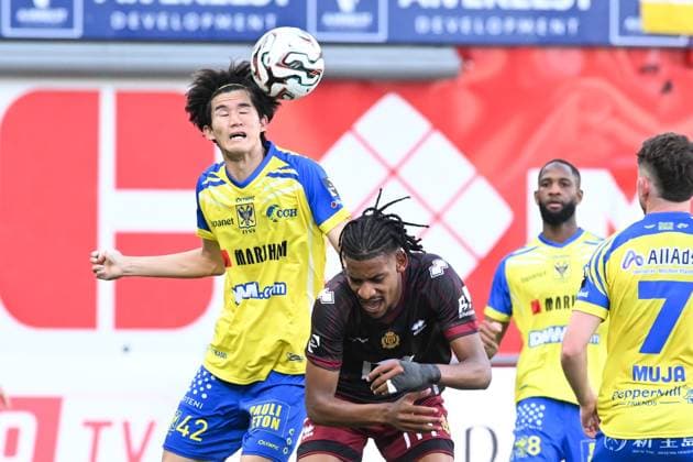 STVV s Keisuke Goto and Mechelen s Redouane Halhal pictured in action during a soccer match between Sint-Truiden VV and KV Mechelen, Sunday 24 May 2026 in Sint-Truiden, on the last day of the Champion s Play-offs of the 2025-2026 Jupiler Pro League first division of the Belgian championship. JILLxDELSAUX  x174943711x