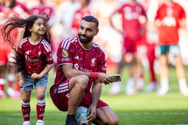 Football - FA Premier League - Liverpool FC v Brentford FC LIVERPOOL, ENGLAND - Sunday, May 24, 2026: Liverpool s Mohamed Salah with his youngest daughter Kayan (L) after the FA Premier League match between Liverpool FC and Brentford FC at Anfield. The game ended 1-1. (Photo by David Rawcliffe Propaganda) LIVERPOOL Anfield MERSEYSIDE ENGLAND  Copyright: xDavidxRawcliffex P2026-05-24-Liverpool_Brentford-131