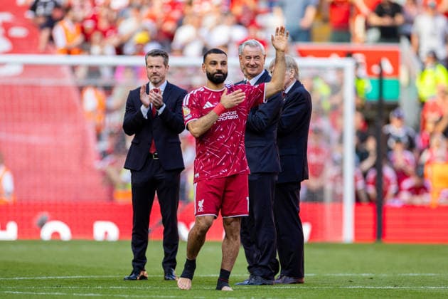 Football - FA Premier League - Liverpool FC v Brentford FC LIVERPOOL, ENGLAND - Sunday, May 24, 2026: Liverpool s Mohamed Salah is emotionla as he touches the badge and waves to the home supporters after the FA Premier League match between Liverpool FC and Brentford FC at Anfield. The game ended 1-1. (Photo by David Rawcliffe Propaganda) LIVERPOOL Anfield MERSEYSIDE ENGLAND  Copyright: xDavidxRawcliffex P2026-05-24-Liverpool_Brentford-145
