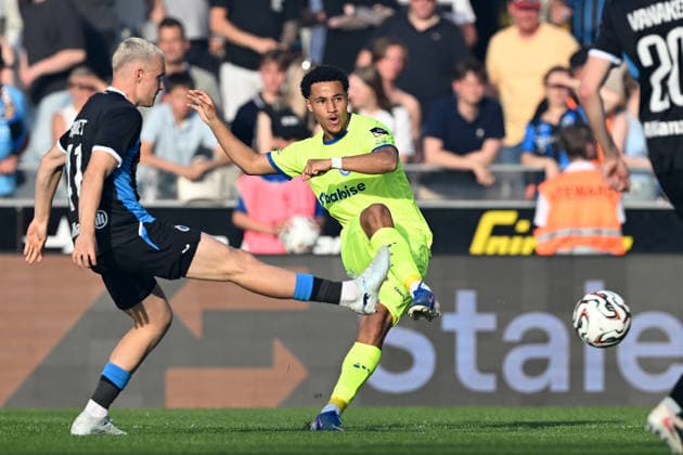 260524 Club Brugge vs AA Gent Momodou Sonko (11) of AA Gent and Hugo Siquet (41) of Club Brugge pictured during the Jupiler Pro League season 2025 - 2026 matchday 10 game in the Champions Play offs between Club Brugge KV and AA Gent on May 24 , 2026 in Brugge, Belgium. (Photo by David Catry Isosport) Brugge Belgium  Copyright: xDavidxCatryx 20260524DC2_7550