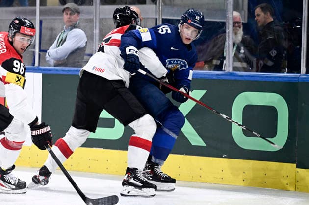 LKS 20260524 Dominic Hackl (L) of Austria checks Anton Lundell of Finland during the 2026 IIHF Ice hockey, Eishockey World Championships preliminary round group A match between Finland and Austria in Zurich on May 24, 2026. - RONI REKOMAA Zürich Switzerland SqqSErkF59E  Copyright: xRonixRekomaax SqqSErkF59E
