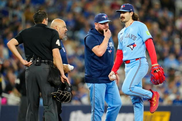 May 25, 2026, Toronto, On, Canada: Toronto Blue Jays manager John Schneider and a trainer speak with pitcher Dylan Cease on the mound during fifth inning MLB, Baseball Herren, USA baseball action against the Pittsburgh Pirates in Toronto on Sunday, May 24, 2026. Canada News - May 25, 2026  - ZUMAc35_ 20260525_zaf_c35_012 Copyright: xFrankxGunnx