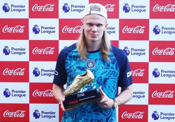 Sport Bilder des Tages Erling Haaland of Manchester City holds the Premier League golden boot at the end of the match Manchester City v Aston Villa, Premier League, Football, Etihad Stadium, Manchester, UK - 24 May 2026Manchester Etihad Stadium United Kingdom EDITORIAL USE ONLY No use with unauthorised audio, video, data, fixture lists, club league logos or live services. Online in-match use limited to 120 images, no video emulation. No use in betting, games or single club league player publications.  Copyright: xMattxWest Shutterstockx 16889851at