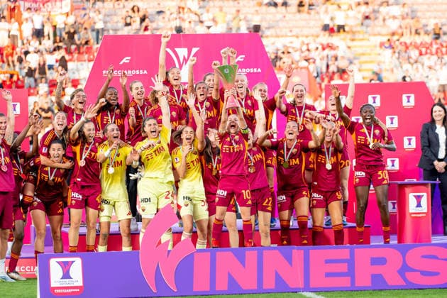 Roma players happiness on the podium after winning the Cup at the end of the Women s Frecciarossa Italian Cup 2025 2026 final soccer match between Juventus and Roma at the Romeo Menti stadium in Vicenza, Italy - May 24, 2026 - - Soccer  Copyright: xEttorexGriffoni LaPressex