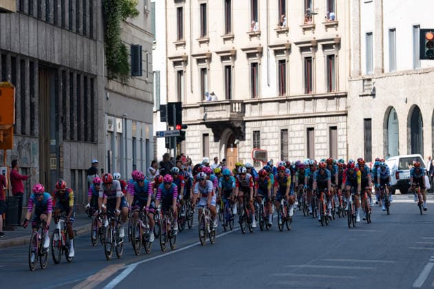 IPA85045026 - Peloton during first passage in Milan during the 15th stage of Giro d Italia 2026 in Milan, Italy, on may 24, 2026  Copyright: xSilviaxColombo IPAxSportx xx 85045026