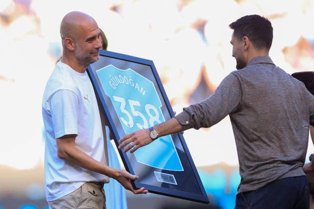 Manchester City v Aston Villa, Premier League Ilkay Gundogan receives a commemorative shirt from Pep Guardiola the Manchester City manager during the celebrations at the end of the Premier League match between Manchester City and Aston Villa at the Etihad Stadium, Manchester, UK on 24 May 2026. Manchester Etihad Stadium Manchester UK Editorial use only DataCo restrictions apply See www.football-dataco.com , Copyright: xConorxMolloyx PSI-24291-0050