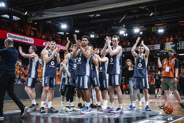 1. Basketball Bundesliga, easyCredit BBL, Saison 2025 2026, Herren, Playoffs, Viertelfinale, Spiel 4, 24.05.2026, RASTA Vechta - ALBA Berlin Das Team von ALBA Berlin nach der Partie Vechta RASTA Dome Niedersachsen Deutschland