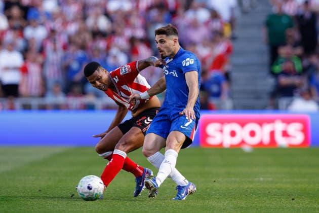 Sunderland v Chelsea, Premier League Pedro Neto of Chelsea battles with Reinildo Mandava of Sunderland during the Sunderland v Chelsea Premier League match at the Stadium of Light, Sunderland, England on 24 May 2026 Credit: Craig Cowan Every Second Media Editorial use only. All images are copyright Every Second Media Limited. No images may be reproduced without prior permission. All rights reserved. Premier League and Football League images are subject to licensing agreements with Football DataCo Limited. see https: www.football-dataco.com Copyright: xIMAGO EveryxSecondxMediax ESM-2012-0142 CraigxCowanx xEveryxSecondxMediax