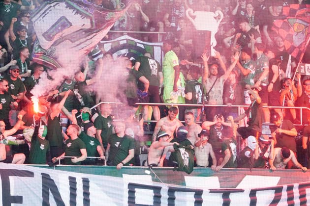 24.05.2026 Bern Schweiz.Fussball Herren Sason 2025 - 2026 Cupfinal FC St.Gallen - FC Stade Lausanne Ouchy St.Gallen ist Cupsieger. Bild Laurence Ati Zigi nach dem Schlusspfiff auf der Tribuene bei den Fans.