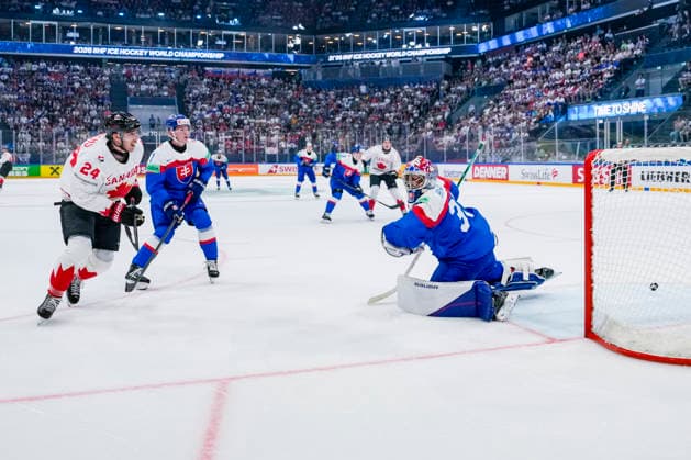 FRIBOURG, SWITZERLAND - MAY 24: Dylan Cozens of Canada L) scores against goalkeeper Samuel Hlavaj of Slovakia R) during the 2026 IIHF Ice hockey, Eishockey World Championship, WM, Weltmeisterschaft Switzerland game between Slovakia and Canada at BCF Arena on May 24, 2026 in Fribourg, Fribourg. Fribourg BCF Arena Fribourg Switzerland Copyright: xJustPictures.ch JarixPestelaccix jp-en-EuSpIm-JP6_JAR_Slovakia_Canada_24May2026_00062