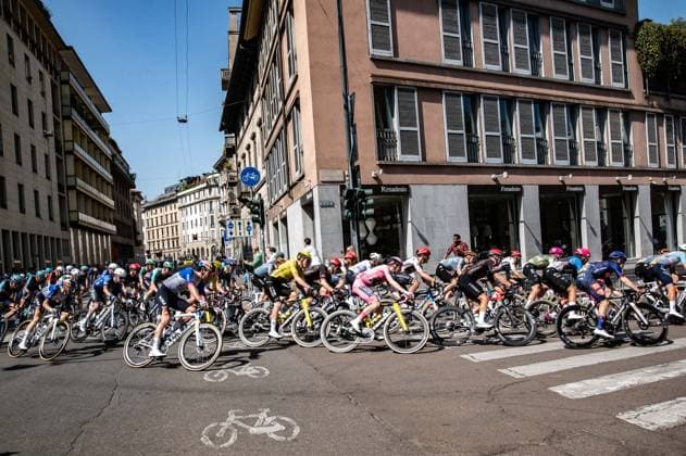 15th Stage Of Giro D Italia 2026 The peloton passes through Milan with Jonas Vingegaard during the 15th stage of the Giro d Italia 2026 in Milan, Italy, on May 24, 2026. Alessandria Italy  Copyright: xSilviaxColombox originalFilename:colombo-notitle260524_np19e.jpg