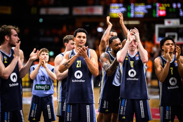 24.05.2026, Rasta Dome, Vechta Basketball, easyCredit Bundesliga, Playoffs Viertelfinale, Rasta Vechta vs. ALBA Berlin Jubel Berlin nach Sieg Michael Rataj ( 21 Berlin), Moses Wood ( 11 Berlin), Jack Kayil ( 7 Berlin)