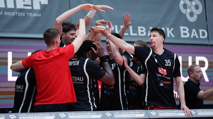 Im Bild: Die Bankspieler der Wuerzburg Baskets vor dem Anpfiff 24.05.2026, Basketball, Fitness First Wuerzburg Baskets vs. Telekom Baskets Bonn, easyCredit BBL Playoffs, 4. Viertelfinale, Deutschland, 97072, tectake-Arena Wuerzburg, Copyright: HMBxMedia xJulienxBecker