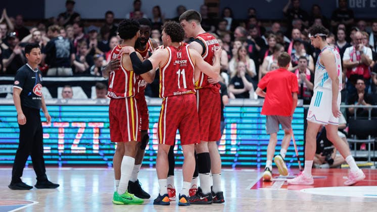 Im Bild: Die Spieler der Wuerzburg Baskets besprechen sich. 24.05.2026, Basketball, Fitness First Wuerzburg Baskets vs. Telekom Baskets Bonn, easyCredit BBL Playoffs, 4. Viertelfinale, Deutschland, 97072, tectake-Arena Wuerzburg, Copyright: HMBxMedia xJulienxBecker