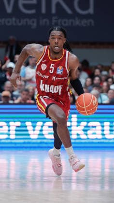 Im Bild: Marcus Carr(Wuerzburg Baskets, 5) am Ball 24.05.2026, Basketball, Fitness First Wuerzburg Baskets vs. Telekom Baskets Bonn, easyCredit BBL Playoffs, 4. Viertelfinale, Deutschland, 97072, tectake-Arena Wuerzburg, Copyright: HMBxMedia xJulienxBecker