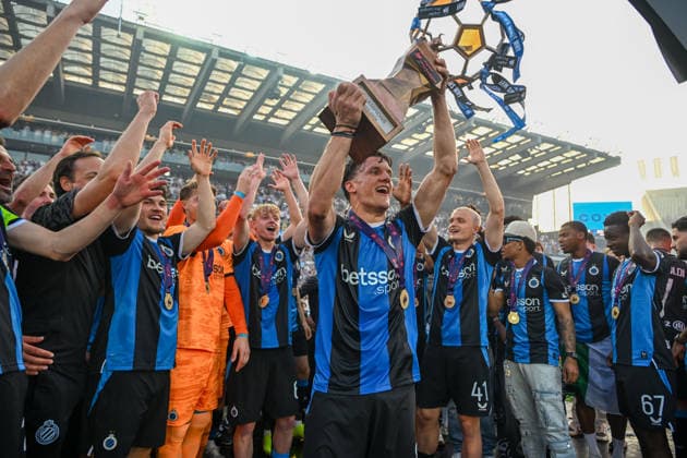 260524 Club Brugge vs AA Gent players of Club Brugge with Christos Tzolis (8) of Club Brugge celebrates the title of champion after the Jupiler Pro League season 2025 - 2026 matchday 10 game in the Champions Play offs between Club Brugge KV and AA Gent on May 24 , 2026 in Brugge, Belgium. (Photo by David Catry Isosport) Brugge Belgium  Copyright: xDavidxCatryx 20260524DC2_8969