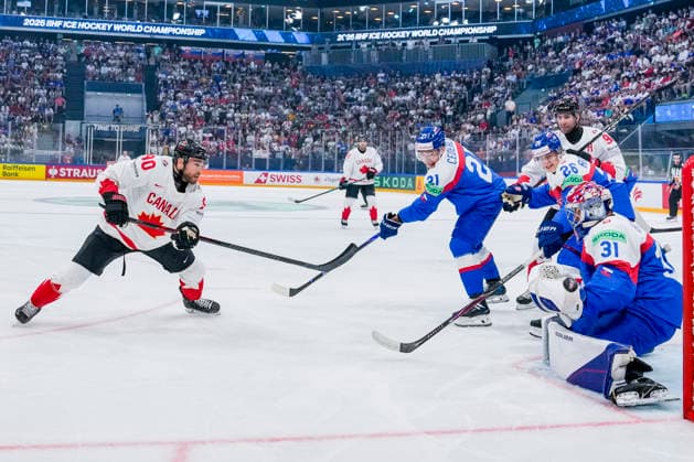 FRIBOURG, SWITZERLAND - MAY 24: goalkeeper Samuel Hlavaj of Slovakia R) saves on Ryan O™reilly of Canada L) during the 2026 IIHF Ice hockey, Eishockey World Championship, WM, Weltmeisterschaft Switzerland game between Slovakia and Canada at BCF Arena on May 24, 2026 in Fribourg, Fribourg. Fribourg BCF Arena Fribourg Switzerland Copyright: xJustPictures.ch JarixPestelaccix jp-en-EuSpIm-JP6_JAR_Slovakia_Canada_24May2026_00021