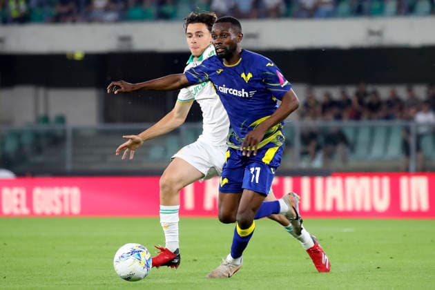 Roma™s Niccolo Pisilli Verona™s Jean Daniel Akpa Akpro during the Serie A soccer match between Hellas Verona and Roma at the Bentegodi Stadium in Verona, north west Italy - Sunday , May 24 , 2026. - Soccer .  Copyright: xPaolaxGarbuio Lapressex