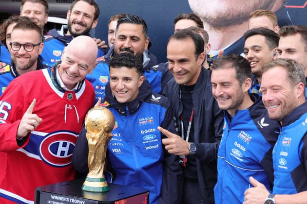 24.05.2026, Circuit Gilles-Villeneuve, Montreal, FORMULA 1 LENOVO GRAND PRIX DU CANADA 2026 , im Bild FIFA Präsident Gianni Infantino, Isack Hadjar (FRA), Oracle Red Bull Racing, Ahmet Mercan (Globaler Leiter für Unternehmensprojekte im Motorsport bei Red Bull) mit dem WM Pokal. (Photo by Mark Urquhart Hasan Bratic DeFodi Images) -