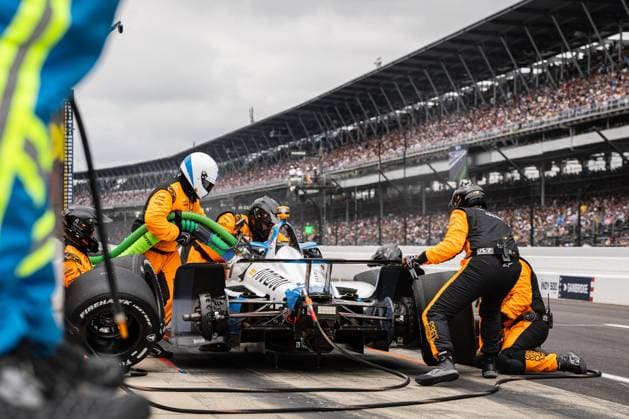 May 24, 2026, Speedway, Indiana, USA: The crew of NOLAN SIEGEL, driver of the No. 6 Chevrolet for Arrow McLaren, performs a pit stop during the 110th Indianapolis 500 at Indianapolis Motor Speedway. 110th Indianapolis 500  - ZUMAw173 20260524_zsp_w173_008 Copyright: xLukexWelshx