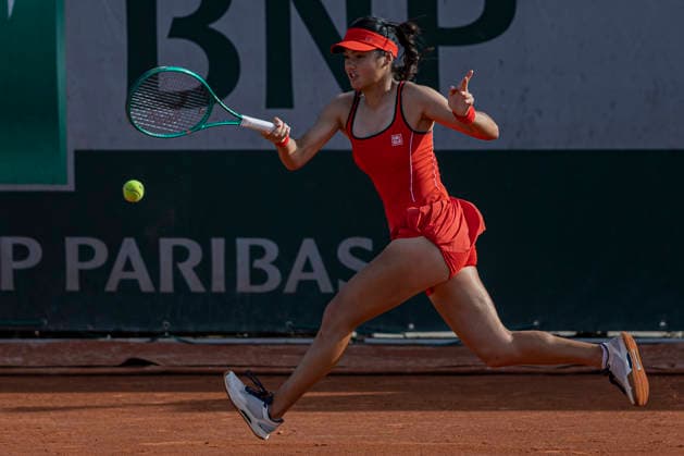 2026 French Open - Day One Emma Raducanu returns the ball against Solana Sierra during the Roland Garros Grand Slam Tournament on May 24, 2026, in Paris, France. Paris France  Copyright: xRobertxSzaniszlox originalFilename:szaniszlo-notitle260524_nplY1.jpg