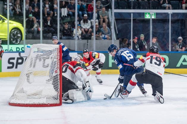24 05 2026, Zurich, Swiss Life Arena, Ice hockey, Eishockey World Championships: Finland - Austria, 30 goalkeeper David Kickert (Austria), 15 Anton Lundell (Finland), 19 Vinzenz Rohrer (Austria) Zurich Swiss Life Arena Zurich Switzerland Copyright: xJustPictures.ch StefanxEmchx jp-de-StEm-DSC0120920260524