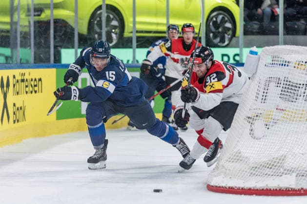 24 05 2026, Zurich, Swiss Life Arena, Ice hockey, Eishockey World Championships: Finland - Austria, 15 Anton Lundell (Finland), 32 Bernd Wolf (Austria) Zurich Swiss Life Arena Zurich Switzerland Copyright: xJustPictures.ch StefanxEmchx jp-de-StEm-DSC0125620260524