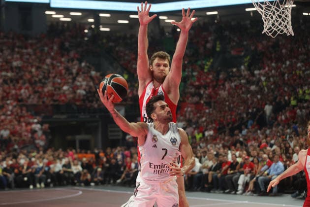 Olympiacos Piraeus v Real Madrid - EuroLeague Final ATHENS, GREECE - MAY 24: Olympiacos Piraeus Sasha Vezenkov (14) competes for the ball with Real Madrid s Facundo Campazzo (7) during the EuroLeague Final Four championship game at OAKA Arena in Athens, Greece, on May 24, 2026. Ayhan Mehmet Anadolu Athens Greece. Editorial use only. Please get in touch for any other usage.  Copyright: x2026xAnadoluxAyhanxMehmetx