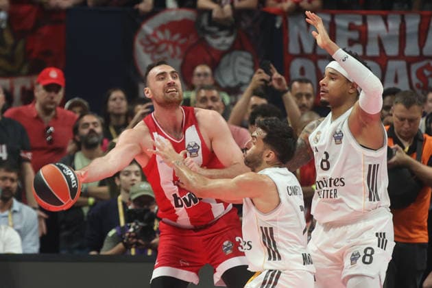 Olympiacos Piraeus v Real Madrid - EuroLeague Final ATHENS, GREECE - MAY 24: Olympiacos Piraeus Nikola Milutinov (L) competes for the ball with Real Madrid s Chuma Okeke (8) during the EuroLeague Final Four championship game at OAKA Arena in Athens, Greece, on May 24, 2026. Ayhan Mehmet Anadolu Athens Greece. Editorial use only. Please get in touch for any other usage.  Copyright: x2026xAnadoluxAyhanxMehmetx